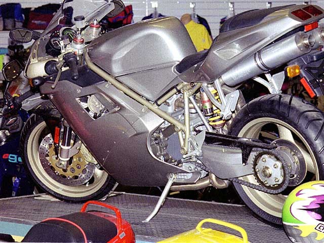 Dieses Bike wurde komplett vom nacktem Rahmen an aufgebaut.....und fhrt !!!